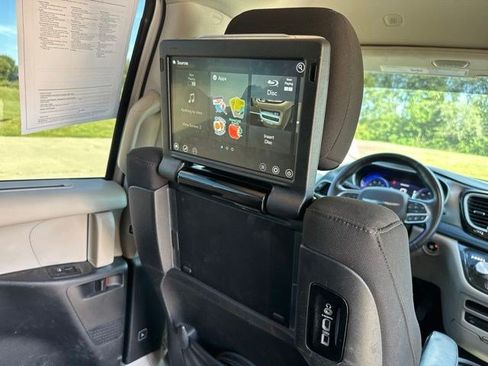Used 2021 Chrysler Pacifica Touring w/ Uconnect Theater Family Group FWD image 17