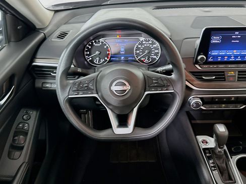 Used 2024 Nissan Altima 2.5 SV FWD image 17