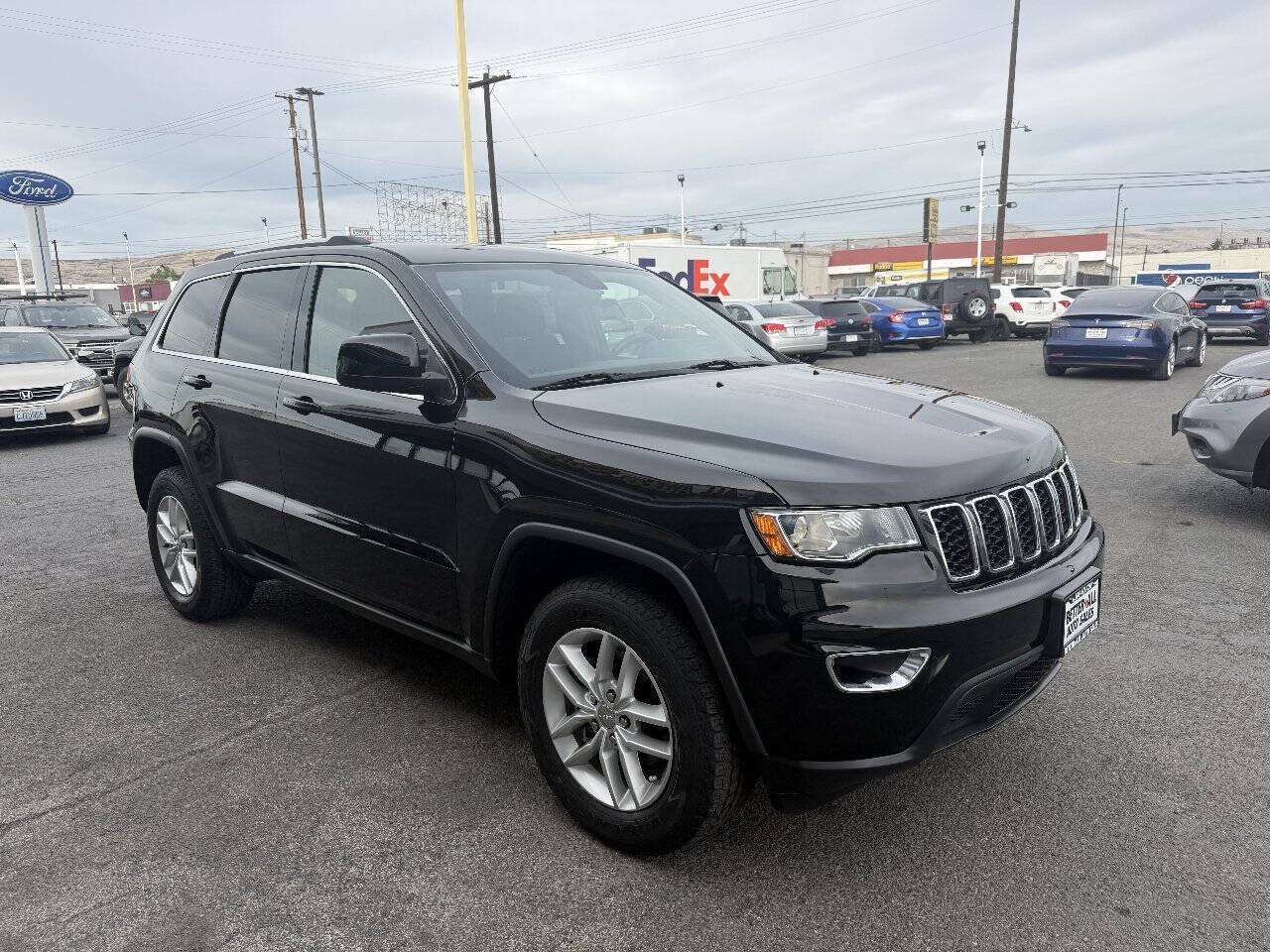 Used 2018 Jeep Grand Cherokee Laredo AWD/4WD image 3