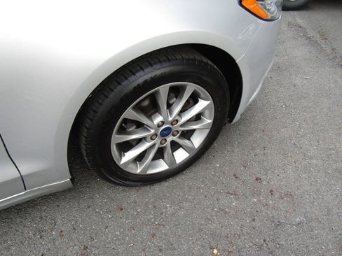 Used 2017 Ford Fusion SE FWD image 32