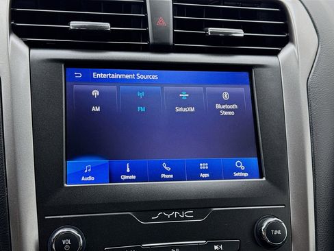 Used 2020 Ford Fusion SE FWD image 11