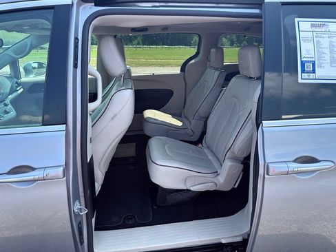 Used 2017 Chrysler Pacifica Limited w/ Advanced Safetytec Group FWD image 30