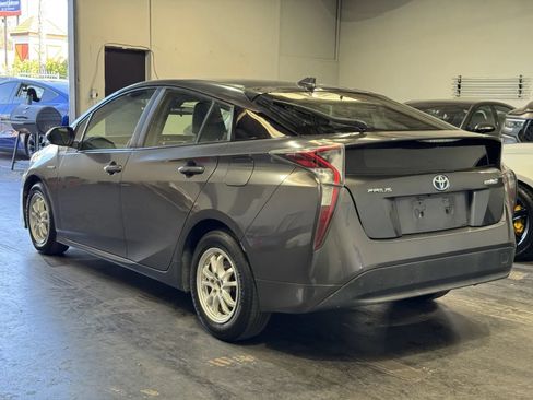 Used 2017 Toyota Prius Two w/ Preferred Accessory Package FWD image 2