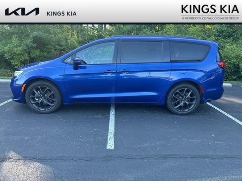 Used 2021 Chrysler Pacifica Touring w/ S Appearance Package FWD image 2