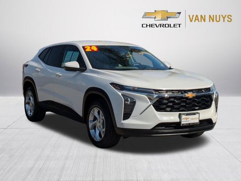 Used 2024 Chevrolet Trax LS w/ LS Convenience Package FWD image 3