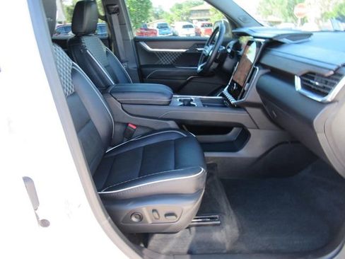 Used 2025 GMC Acadia Denali FWD image 10