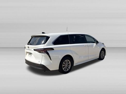 Used 2025 Toyota Sienna LE FWD image 5