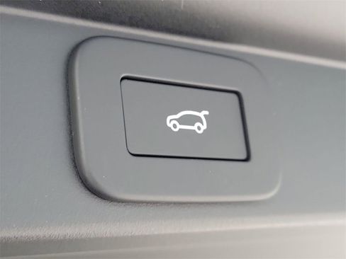 Used 2025 Land Rover Range Rover Long Wheelbase Autobiography image 12