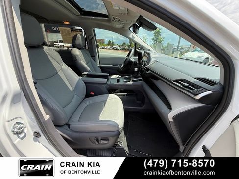 Used 2023 Toyota Sienna Limited FWD image 34
