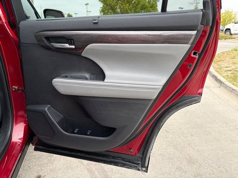 Used 2021 Toyota Highlander Platinum image 17