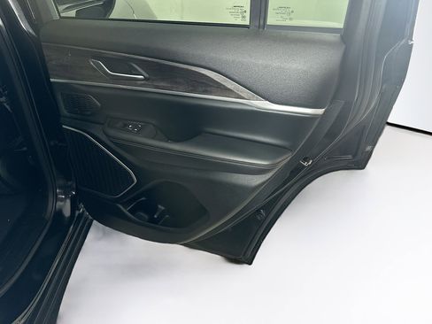 Used 2023 Jeep Grand Cherokee Limited w/ Black Appearance Package image 30