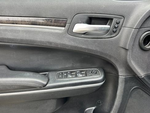 Used 2018 Chrysler 300 Limited image 12