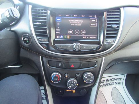 Used 2022 Chevrolet Trax LT w/ LT Convenience Package AWD/4WD image 19