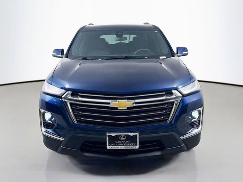 Used 2023 Chevrolet Traverse LT image 2