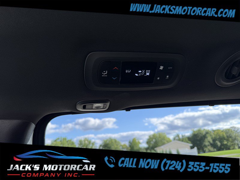 Used 2027 Chrysler Pacifica Limited FWD image 14