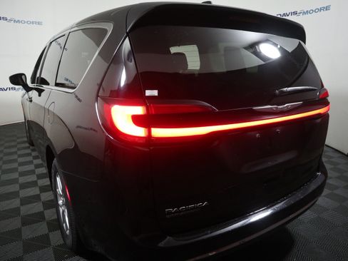 Used 2023 Chrysler Pacifica Touring-L image 9