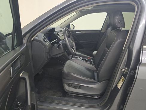 Used 2023 Volkswagen Tiguan SE w/ Panoramic Sunroof Package FWD image 4