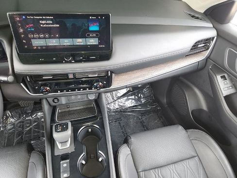 Certified 2025 Nissan Rogue Platinum image 17