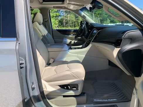 Used 2018 Cadillac Escalade Luxury AWD/4WD image 17