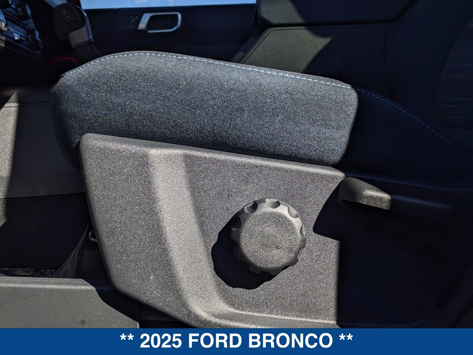 Used 2025 Ford Bronco Heritage Edition AWD/4WD image 39