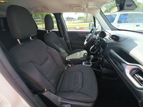 Used 2018 Jeep Renegade Latitude FWD image 9