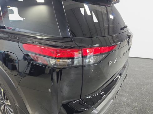 New 2026 Nissan Pathfinder Platinum FWD image 33