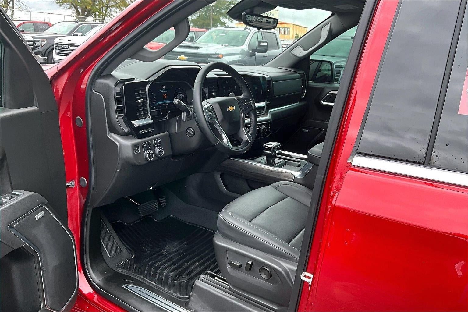 Used 2025 Chevrolet Silverado 1500 LTZ w/ LTZ Premium Package AWD/4WD image 15