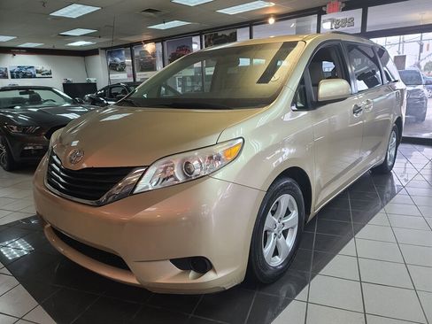 Used 2014 Toyota Sienna LE image 1