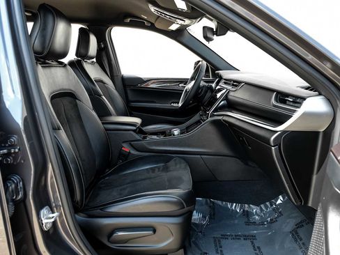 Used 2023 Jeep Grand Cherokee L Laredo image 34