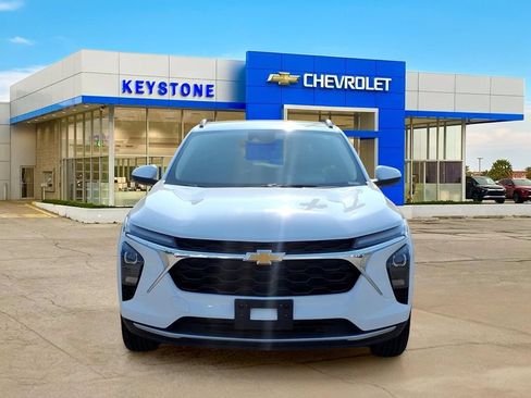 Used 2025 Chevrolet Trax LT FWD image 2