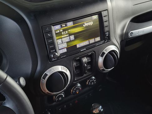 Used 2014 Jeep Wrangler Unlimited Sahara w/ Dual Top Group AWD/4WD image 24