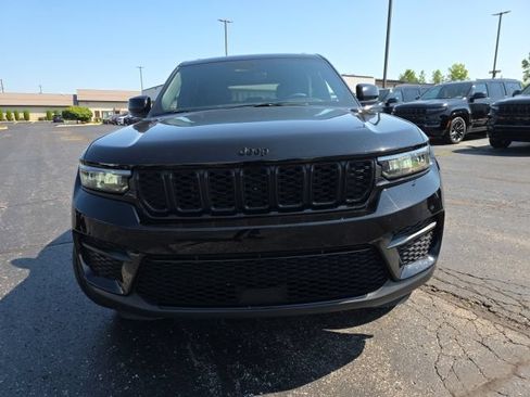Used 2025 Jeep Grand Cherokee Altitude AWD/4WD image 9