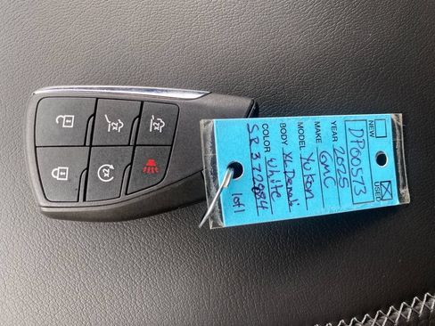 Used 2025 GMC Yukon XL Denali AWD/4WD image 16