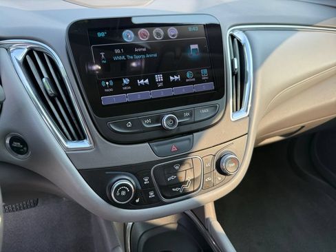 Used 2017 Chevrolet Malibu LT w/ Leather Package FWD image 18