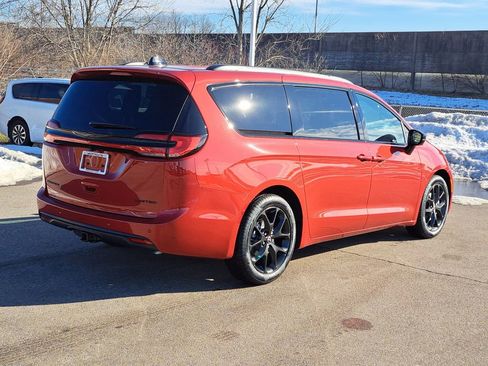 New 2026 Chrysler Pacifica Limited image 4