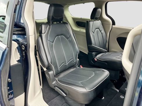 Used 2024 Chrysler Pacifica Limited image 28