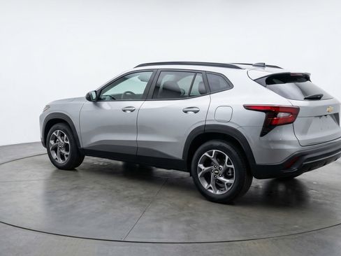 Used 2025 Chevrolet Trax LT FWD image 6