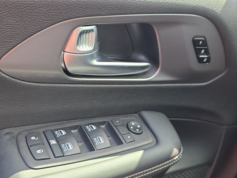 Certified 2025 Chrysler Pacifica Select w/ Uconnect Theater Family Group FWD image 26