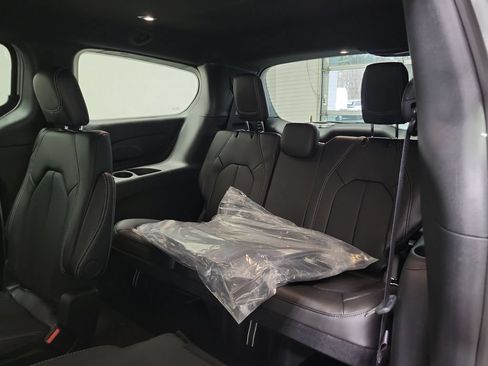 New 2026 Chrysler Pacifica Select w/ S Appearance Package AWD/4WD image 9