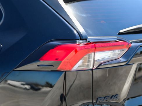 Used 2022 Toyota RAV4 XLE Premium FWD image 9