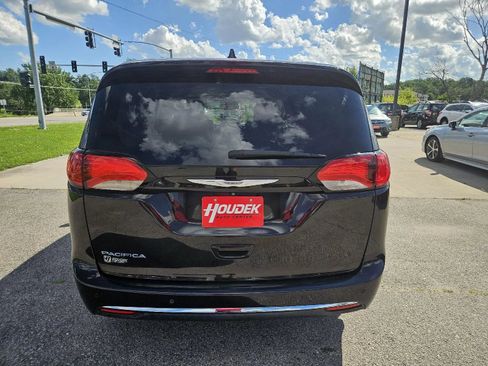 Used 2017 Chrysler Pacifica Touring-L Plus w/ Advanced Safetytec Group FWD image 7