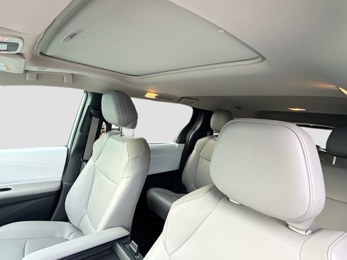 Used 2025 Toyota Sienna XLE FWD image 26