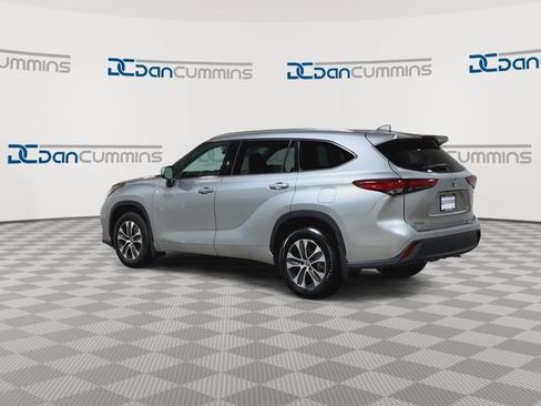 Used 2020 Toyota Highlander XLE AWD/4WD image 6
