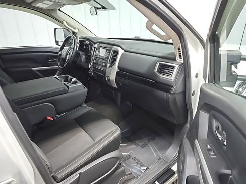 Used 2018 Nissan Titan SV image 15