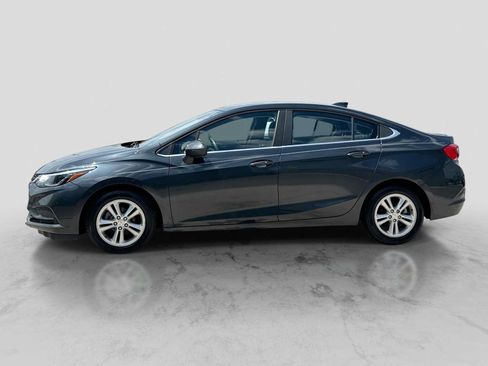 Used 2018 Chevrolet Cruze LT w/ Convenience Package FWD image 3