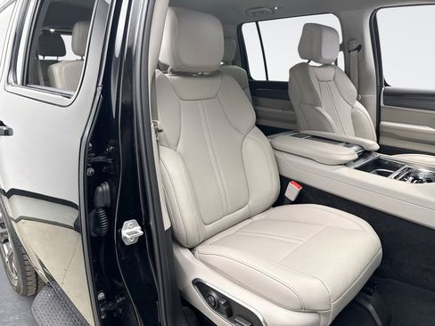 Used 2023 Jeep Wagoneer Series III w/ Preferred Equipment Group image 17