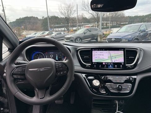 Used 2022 Chrysler Pacifica Touring-L w/ S Appearance Package image 7