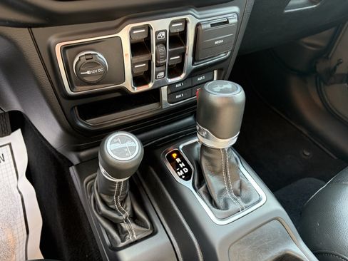 Used 2022 Jeep Wrangler Unlimited Sahara w/ Cold Weather Group AWD/4WD image 13