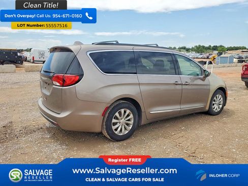 Used 2017 Chrysler Pacifica Touring-L FWD image 4