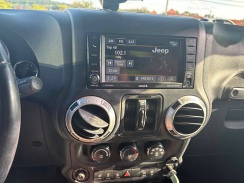 Used 2015 Jeep Wrangler Unlimited Rubicon AWD/4WD image 13